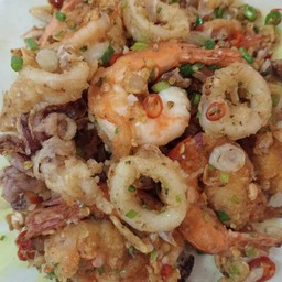 ทอดบันเทิง  กุ้งหมึกผัดพริกเกลือรสแซ่บ