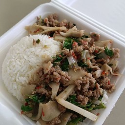 กะเพราหมูสับหน่อไม้ดอง