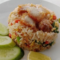 ข้าวผัดหมูกรอบ