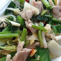 ผัดผักรวมราดข้าว