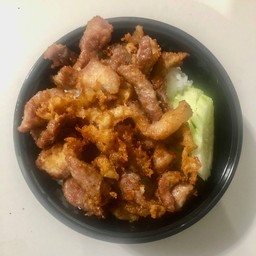 สันคอหมูทอดน้ำปลาราดข้าว