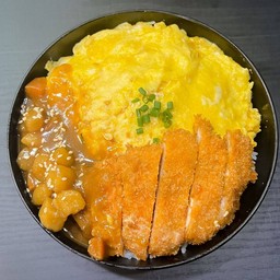 ข้าวไก่ทอดซอสแกงกะหรี่ไข่ข้น