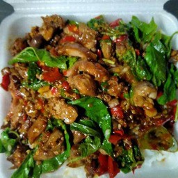 ผัดกะเพราเครื่องในไก่