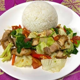 ผัดผักรวมหมูกรอบ