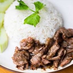 ข้าวราดเนื้อกระเทียม