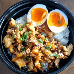 ข้าวหน้าไก่ซอสเกาหลี +ไข่หวาน