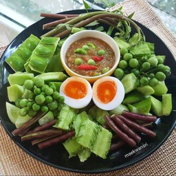 ชุดน้ำพริกกะปิ, ผักสด, ไข่ต้ม