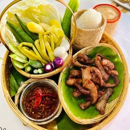 เซทข้าวสวย+น้ำพริกมะม่วง+ไข่ชะอม+หมูทอด+ผักสดผักต้ม