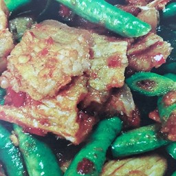 ข้าวราดผัดพริกแกงถั่วใส่หมู