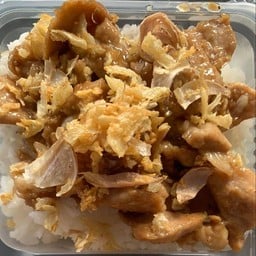 ข้าวหมูทอดกระเทียมพริกไทย