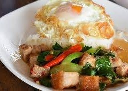 ข้าว ผัดคะน้าหมูกรอบ
