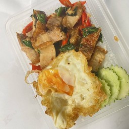 ข้าวผัดกะเพราหมูกรอบพิเศษจัมโบ้+ฟรีไข่ดาว
