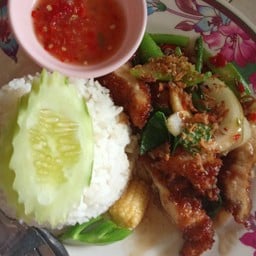 ข้าวคะน้าไก่กรอบ