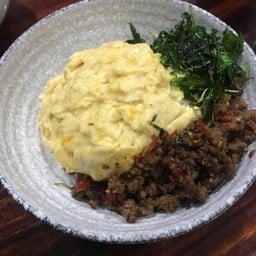 ข้าวกระเพาเนื้อไข่จ้น