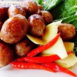 ไส้กรอกอีสาน by คุณนายเต้ย หมู่บ้านบุราสิริ บางนา กม26