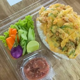 ข้าวราดหน้าไข่เจียวชะอม+น้ำพริกกะปิ +ผักสด