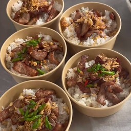 ข้าวหน้าหมูทอดกระเทียมพริกสด