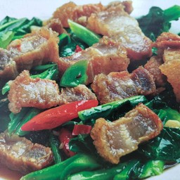 ข้าวราดคะน้าหมูกรอบ