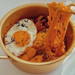 (Ramyeon)รามยอนเผ็ดเกาหลีxไข่ดาวxไส้กรอกไก่