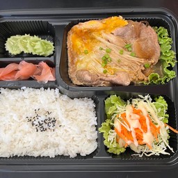 ข้าวหน้าหมูผัดซอสญี่ปุ่น