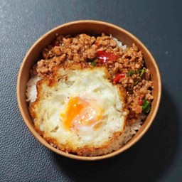 ข้าวกระเพราะหมูสับไข่ดาว