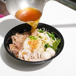 หมูกรอบโอชา - กะเพราไฟลุก🔥 สาขาบางนา-ตราด บางนา-ตราด 11