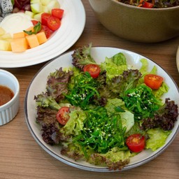 สลัดสาหร่ายวากาเมะและน้ำสลัดพอนซึ