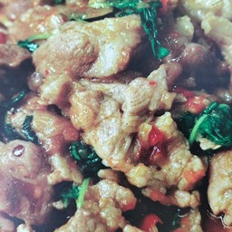 ข้าวราดกระเพราหมูชิ้น