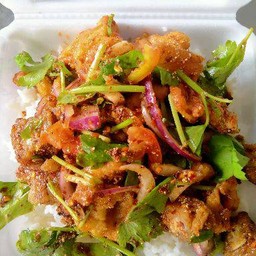 ข้าวราดยำไก่แซ่บ