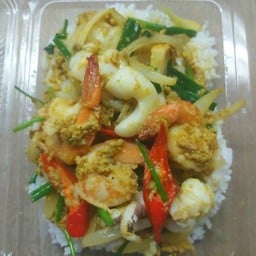 ผัดผงกะหรี่ราดข้าว