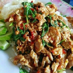 ผัดกะเพราหมูชิ้นราดข้าว