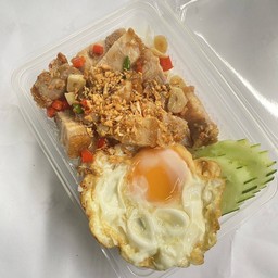 ข้าวผัดพริกเกลือหมูกรอบพิเศษจัมโบ้+ฟรีไข่ดาว