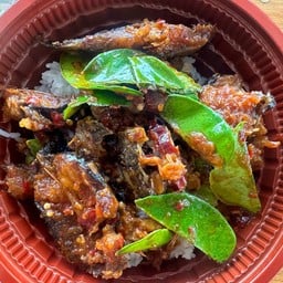 ผัดพริกแกงปลาดุกกรอบ