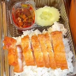 ข้าวหมูทอดสามชั้น + น้ำจิ้มแจ่ว