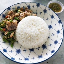 ปลาผัดพริกสดราดข้าว