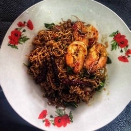 มาม่าผัดกระเพราพริกแห้ง กุ้ง