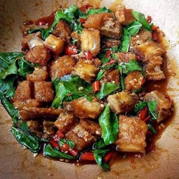 กระเพราหมูกรอบ กับข้าว