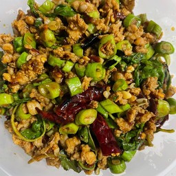 ข้าวกระเพราหมูสับพริกแห้งถั่วฝักยาว