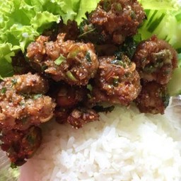 ข้าวหน้าลาบหมูทอด