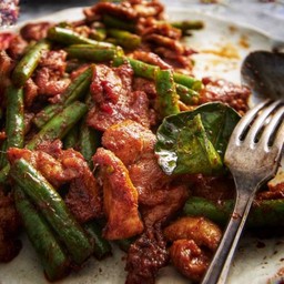 ผัดพริกแกงถั่วฝักยาว