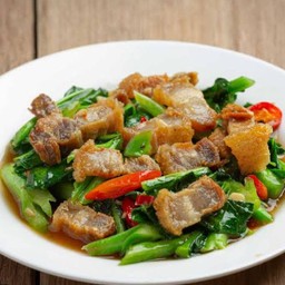 คะน้าหมูกรอบ กับข้าว
