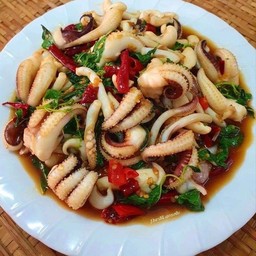 กระเพราปลาหมึก กับข้าว