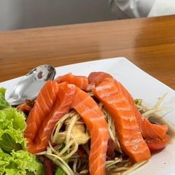 ส้มตำแซลมอน  Papaya salad with salmon