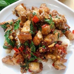 กระเพรา หมูกรอบ