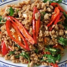 กระเพราหมูสับ กับข้าว