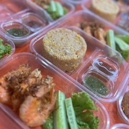 ข้าวผัดกุ้งทอดซอสมะขาม