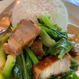 คะน้า หมูกรอบ