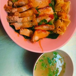 บะหมี่เกี๊ยวแห้งหมูแดงหมูกรอบ