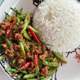 ผัดพริกแกง (หมูกับถั่วฝักยาว)