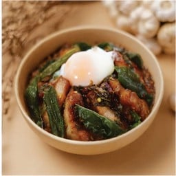 ข้าวด้งผัดกะเพราหมูทอดน้ำปลา